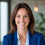 Portrait von Sarah, einer lachenden und selbstbewussten Frau.